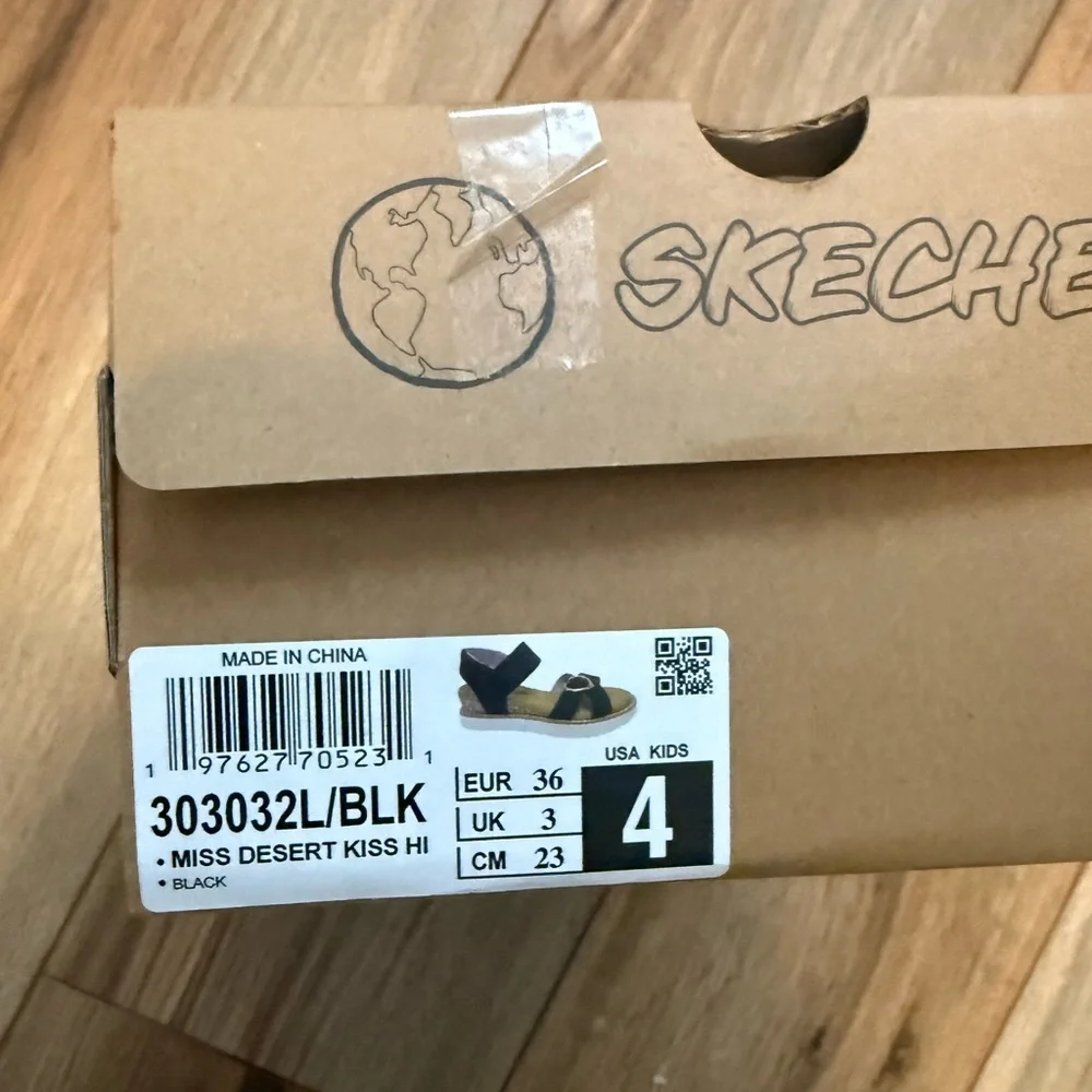 Skechers Girl Size 4 Miss Desert HI Black Sandals with Heart NEW